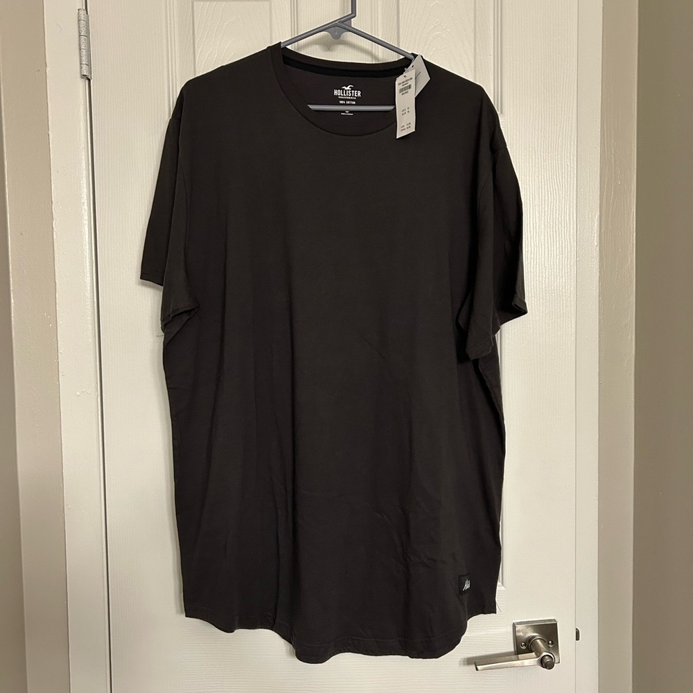 NWT Hollister Black Curved Hem Tee with Logo Patch
